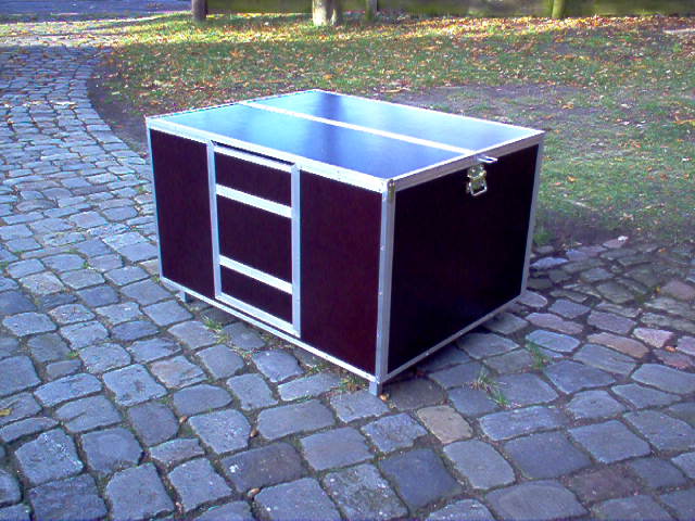 Wurfkiste mit geschlossenden Deckel