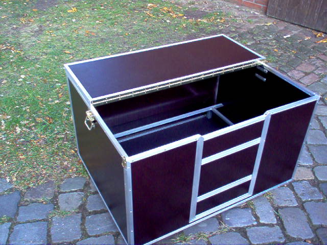 Wurfkiste mit geteiltem Deckel und Tragegriffen