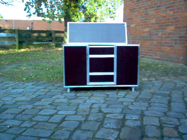 Wurfkiste steht auf ca. 10cm hohen Metallfüssen