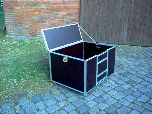 Wurfbox mit ganzen geöffneten Deckel