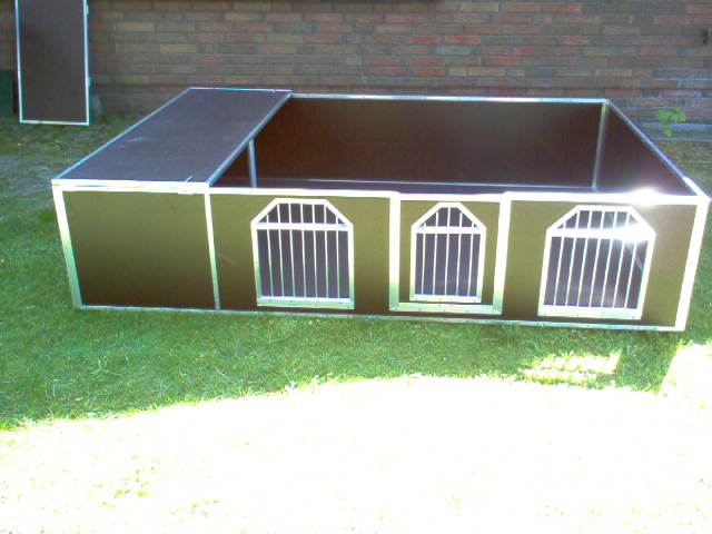 Welpenbox mit Fenster und Ablage