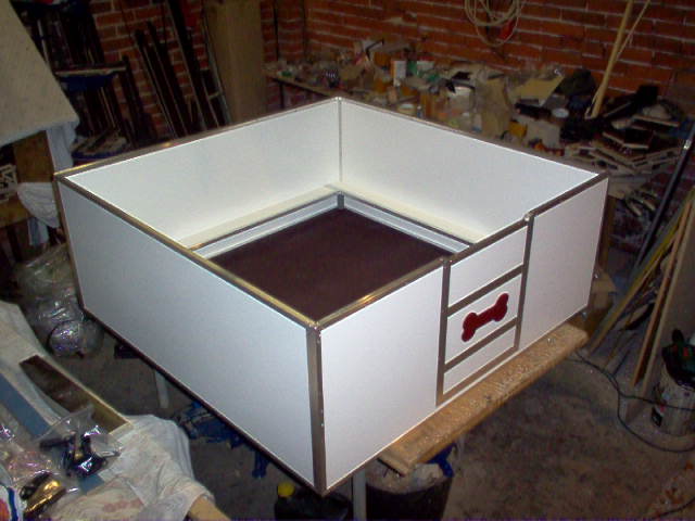 weiße Welpenbox in verschiedenen Größen erhältlich